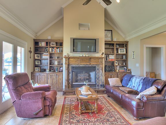 3rd image of 217 Stillwater Pl