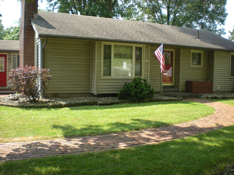 1st image of 831 Kenmore Ave NE