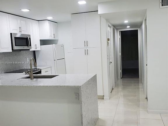 3rd image of 209 Foxtail Dr APT B1