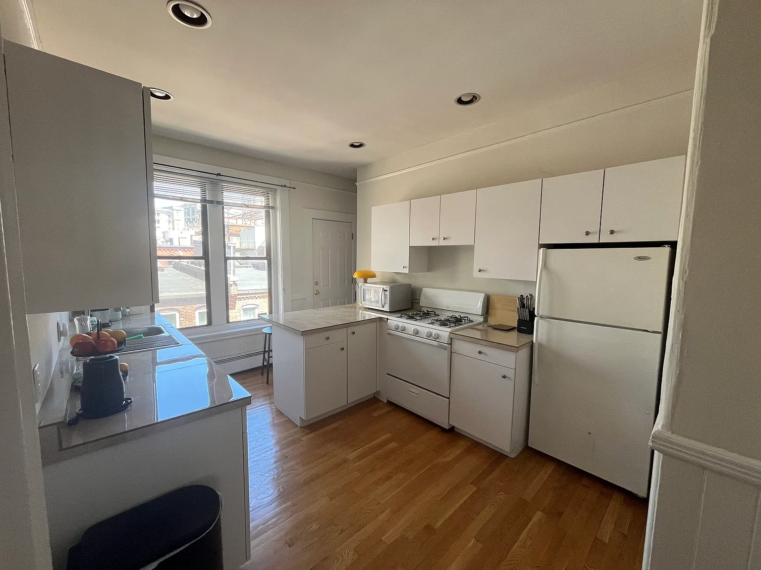 2 bed, 890 sqft, $4,100 — Photo 3