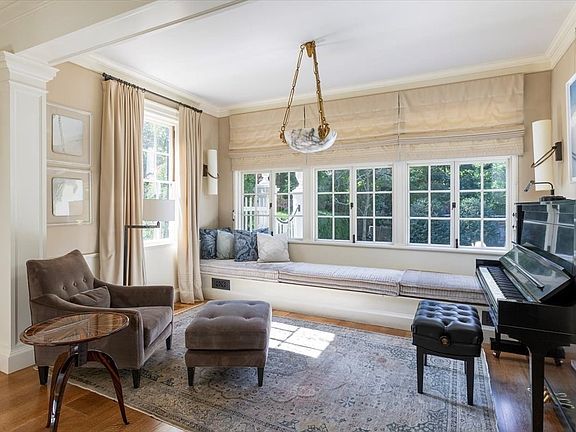 4th image of 153 Brattle St