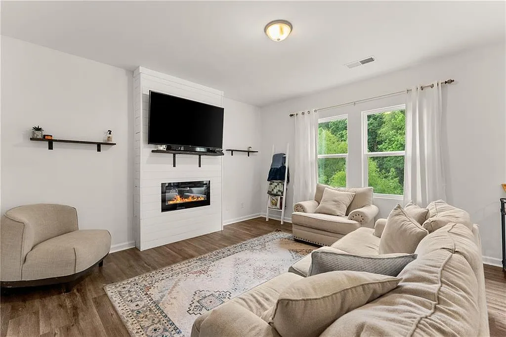 4 bed, 2.5 bath, 1870 sqft, $1,990 — Photo 3