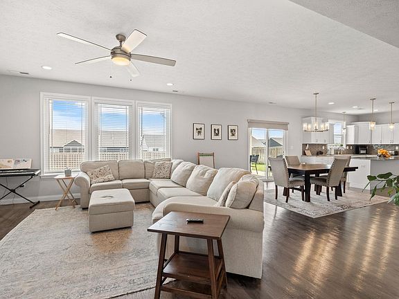 5th image of 3601 Hyacinth Ln