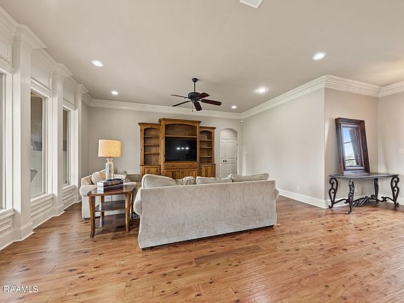 4th image of 132 Queensberry Dr