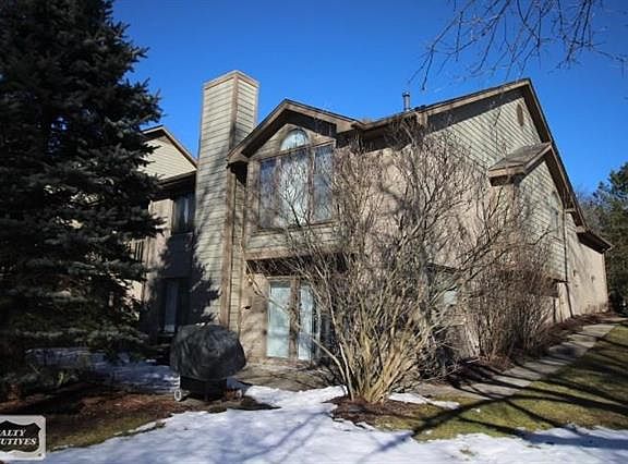 2nd image of 4880 Lagoons Cir