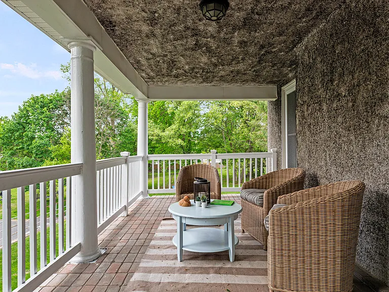 610 Saxer Ave — Photo 10