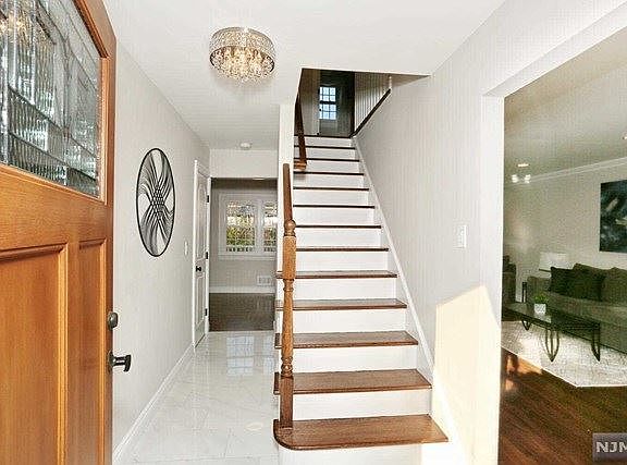 5th image of 325 Patterson St