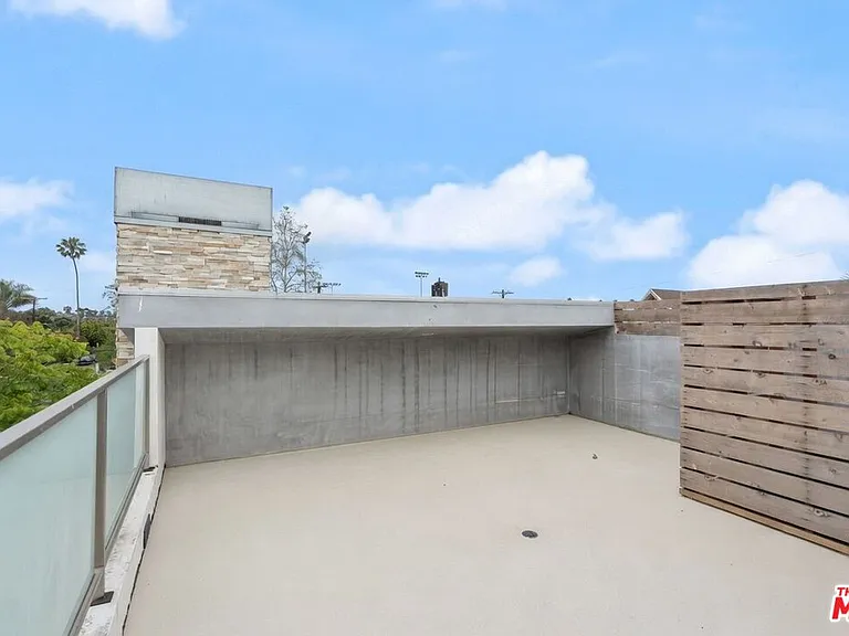 678 Broadway St — Photo 23