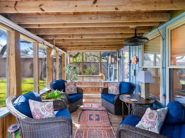 109 N 5th St, Fulton, TX 78358