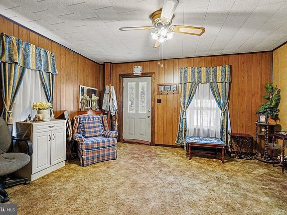 5th image of 813 Main St