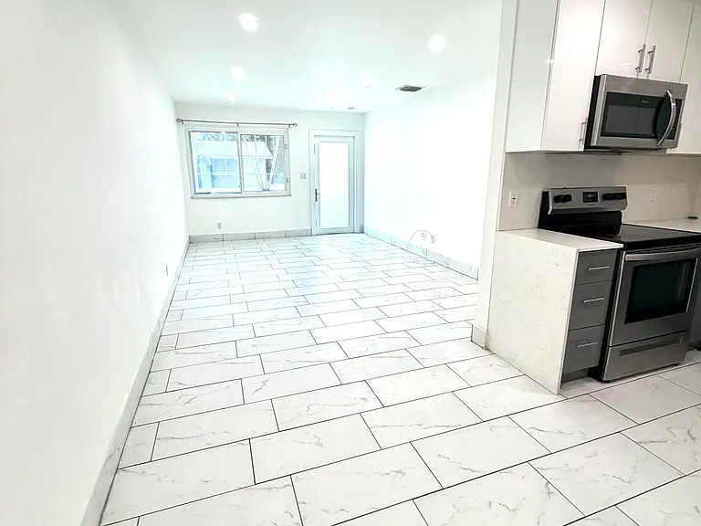 4665 SW 33rd Ave — Photo 4