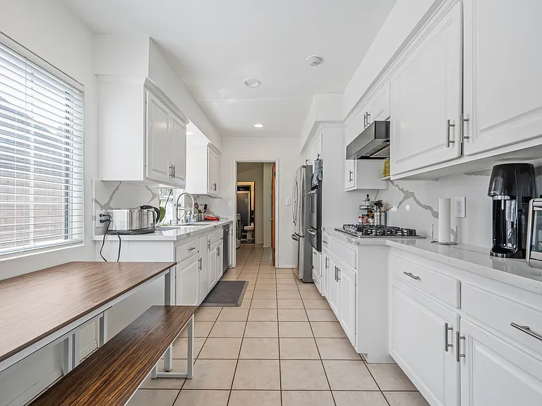 12655 Chandler Blvd — Photo 11