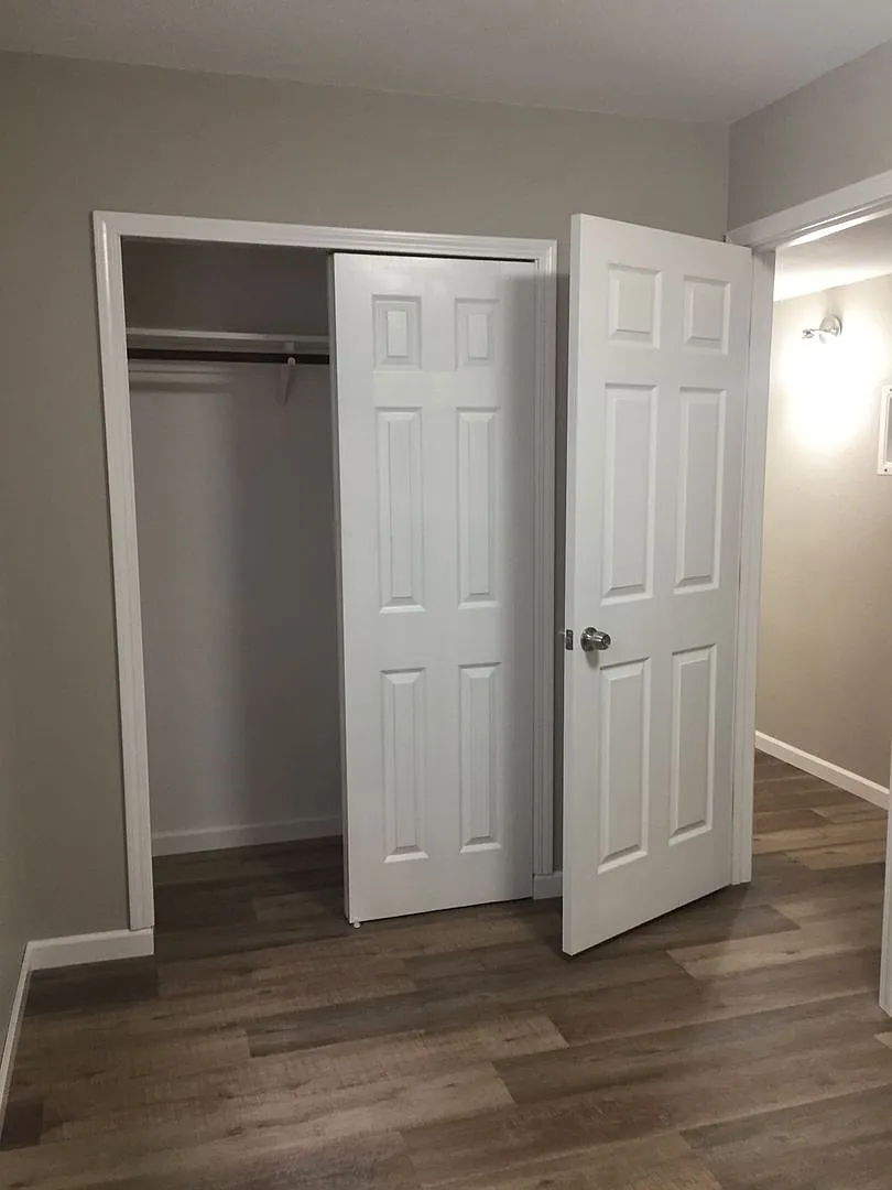 Desirable Midtown Neighborhood Apartment Available Now — Photo 4