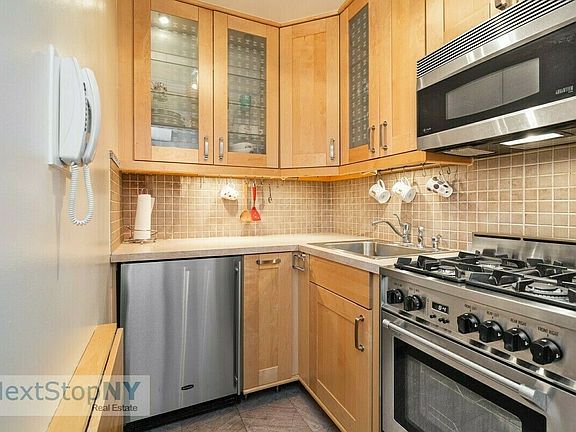 5th image of 200 E 74th St APT 17E