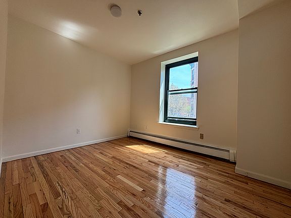 4th image of 946 Leggett Ave APT 2B