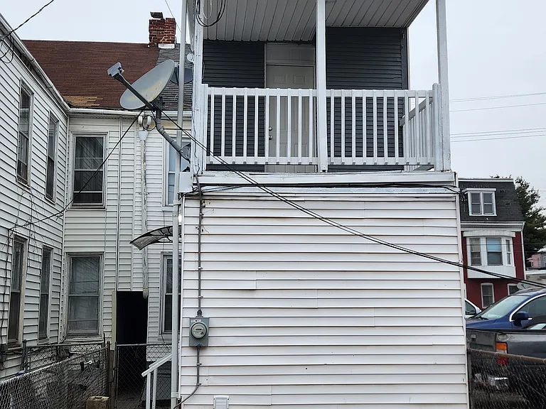 958 E Princess St — Photo 16