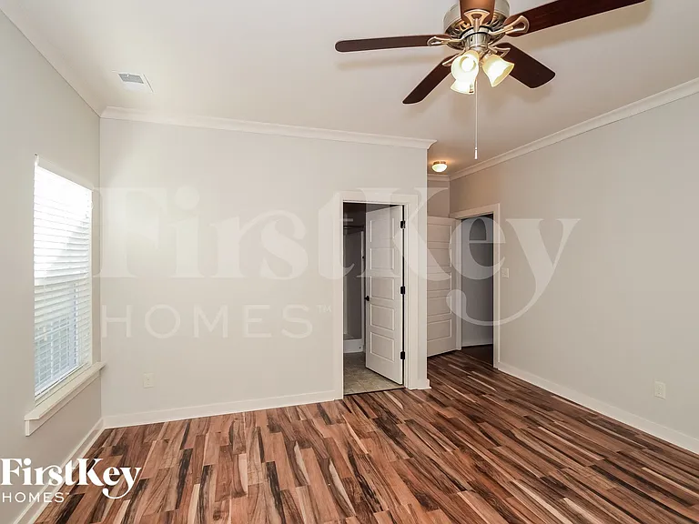 810 Hawthorn Ln — Photo 8