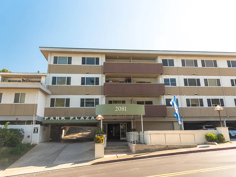 Park Plaza — Photo 15