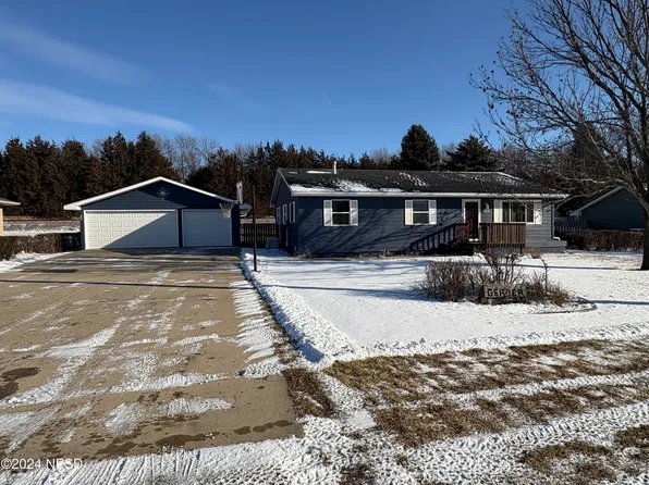 121 27th St NW, Watertown, SD 57201