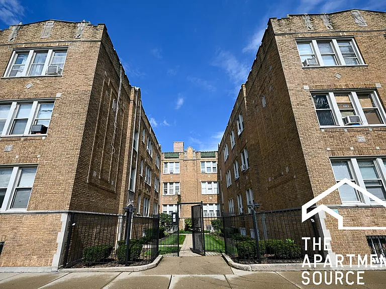 4542 W George St #2 — Photo 13