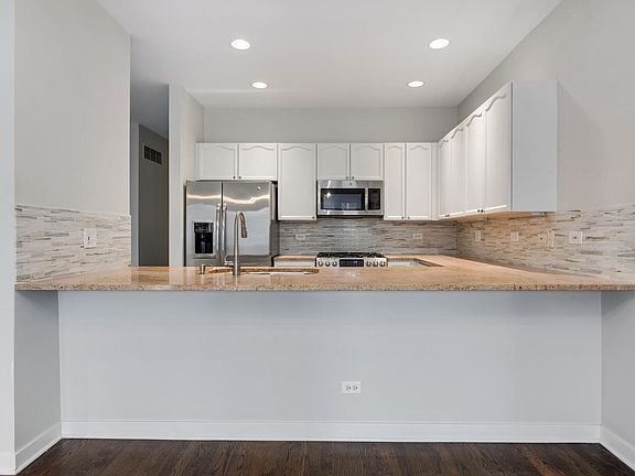 5th image of 2775 N Kenmore Ave #2