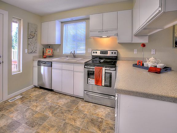 5th image of 1318 E 67th St