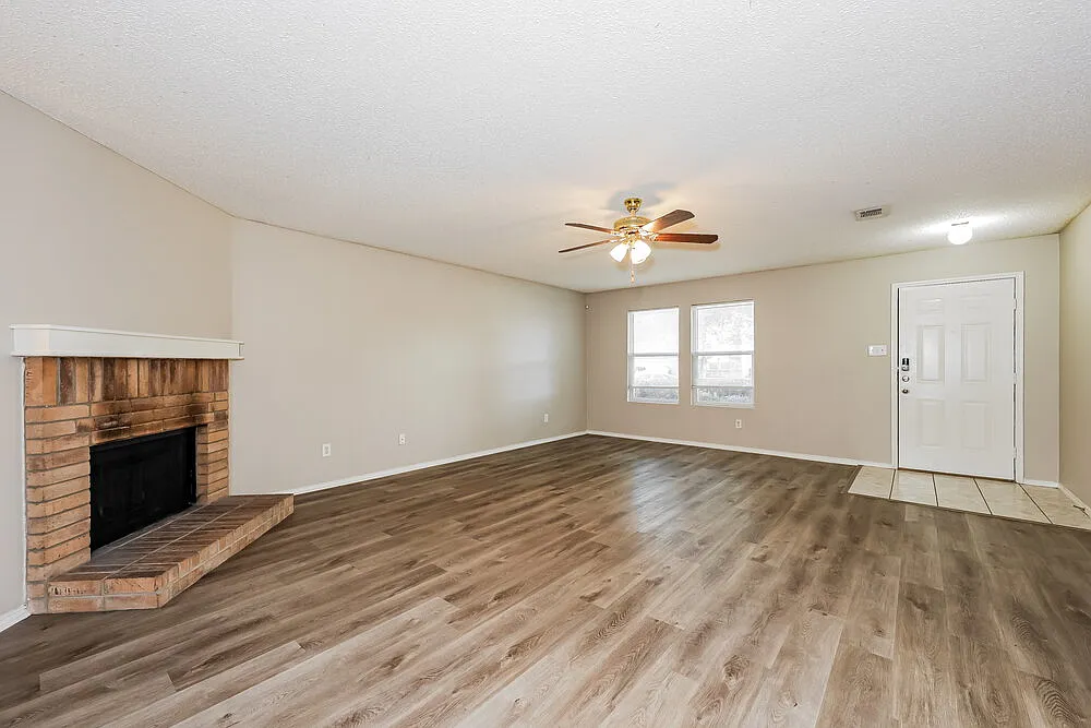3 bed, 2.0 bath, 1859 sqft, $2,005 — Photo 3