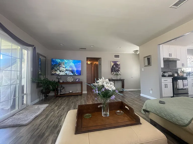 1836 Jellick Ave — Photo 1