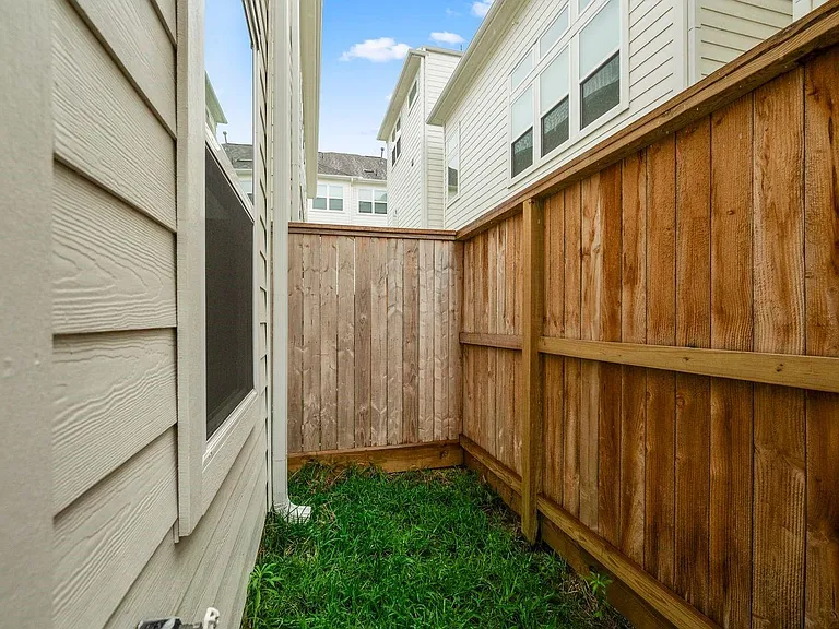 726 Carriage Knolls Dr — Photo 36