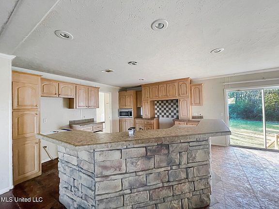4th image of 1021 Crooked Ln NE