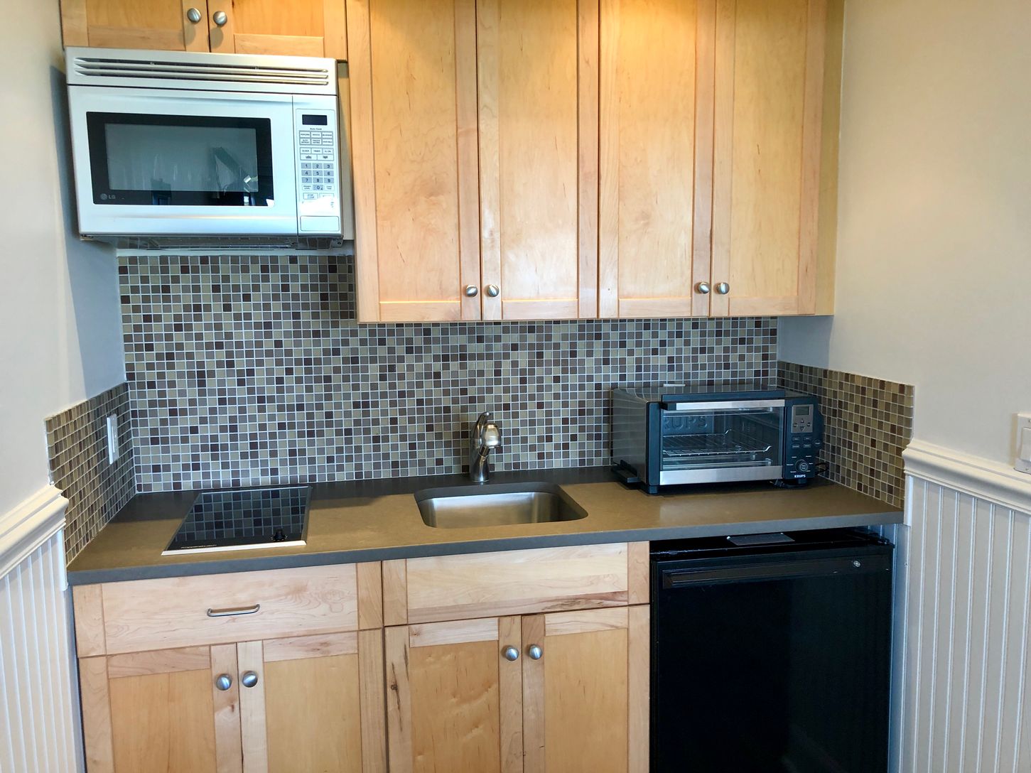  Charming well equipped kitchenette.