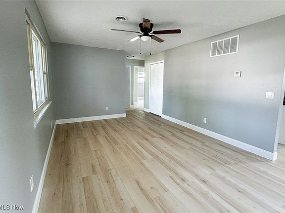 5th image of 917 Sandalwood Dr