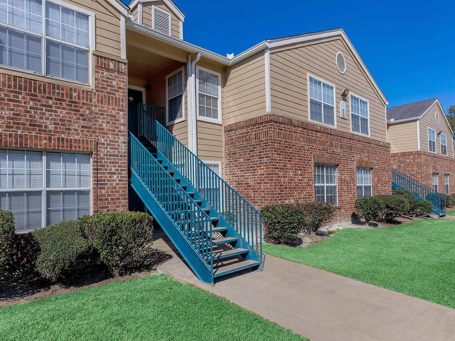 Pine Hollow Apartments — Photo 2