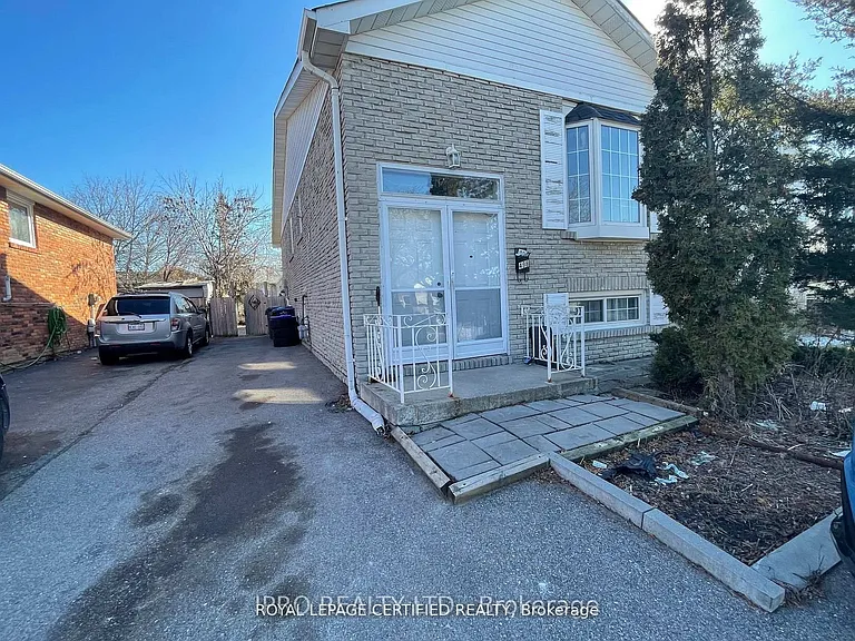 498 Daralea Hts #UPPER — Photo 1