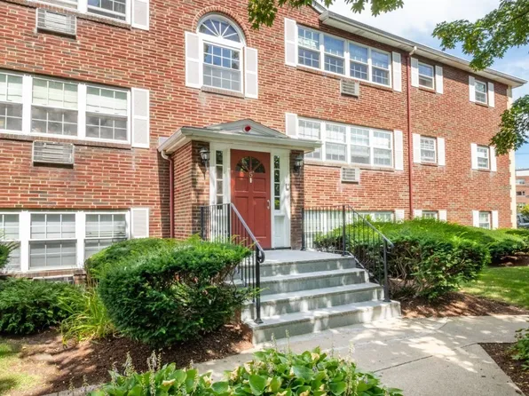 5 Cass St APT 12, West Roxbury, MA 02132