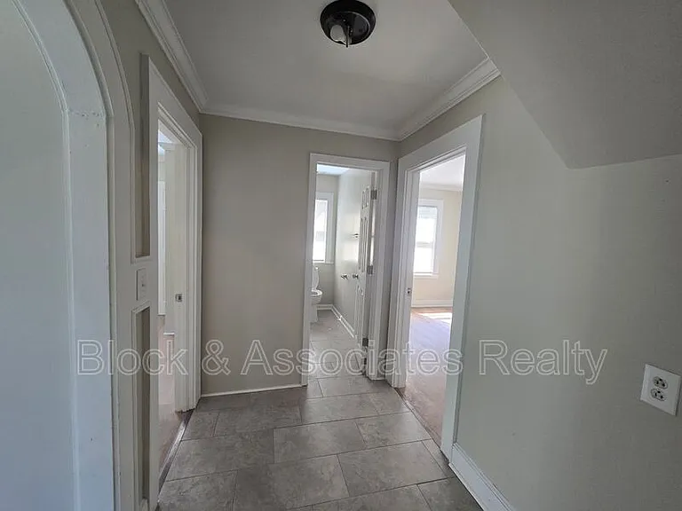 330 Stratford Rd — Photo 4