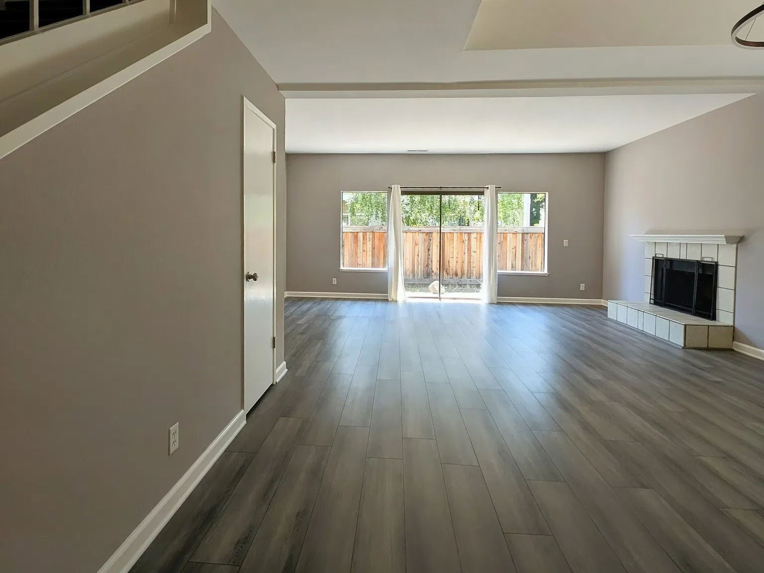 3 bed, 2.5 bath, 1618 sqft, $5,750 — Photo 3