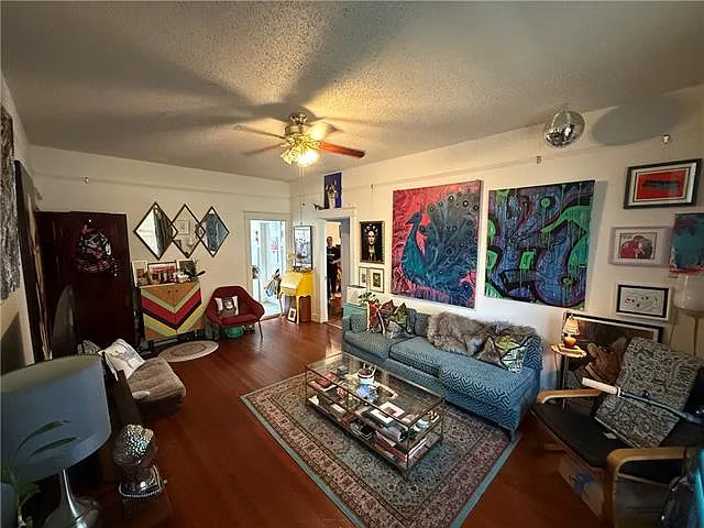 2 bed, 1.0 bath, 950 sqft, $1,350 — Photo 2