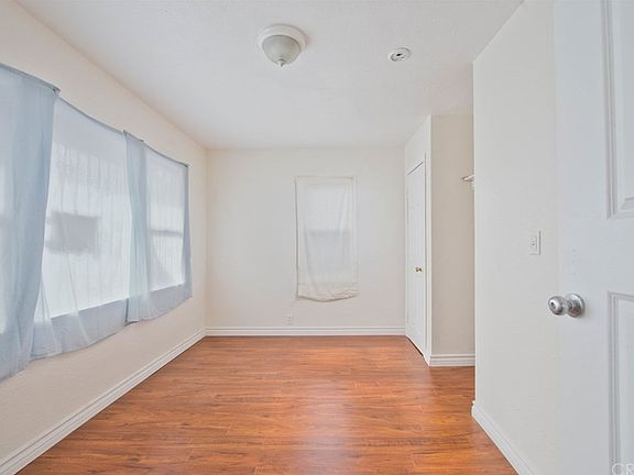4th image of 335 W 63rd Pl