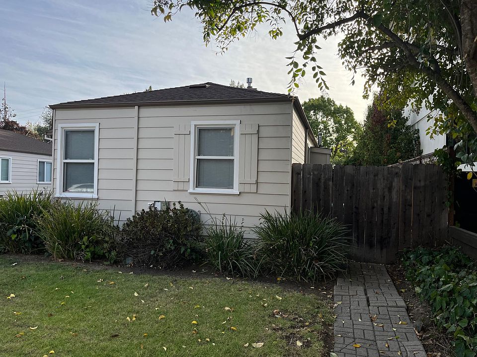 Single-story 800 square foot 2-bedroom 1-bath house apartment.