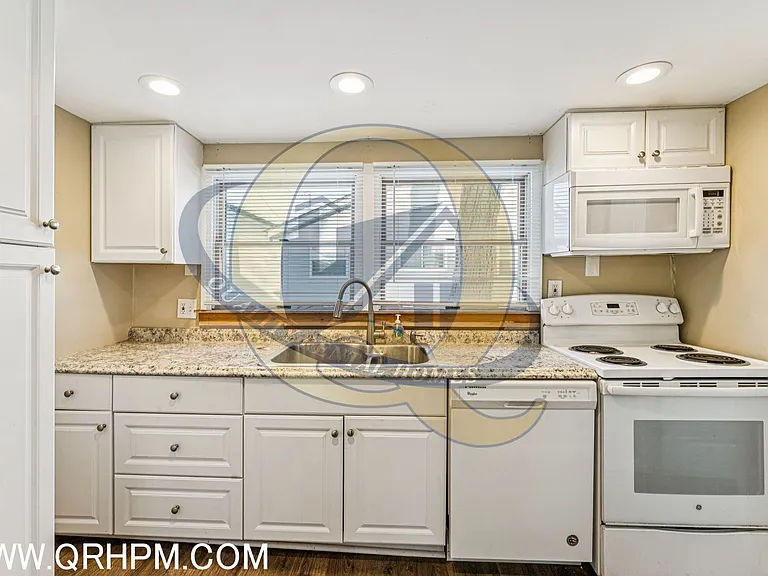 2040 Linden St — Photo 8