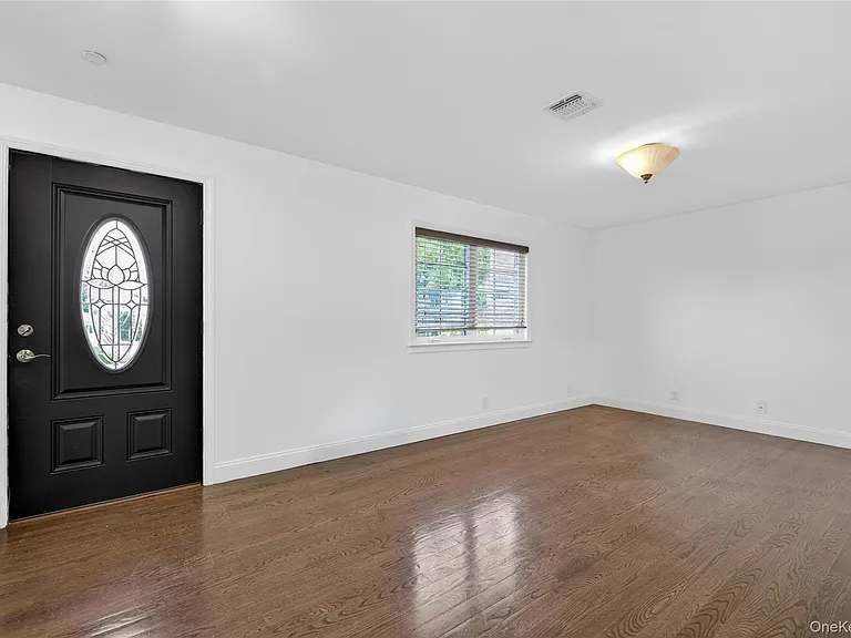 8 Lee Gray Ct — Photo 4