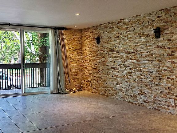 5th image of 5901 Canterbury Dr Unit 11