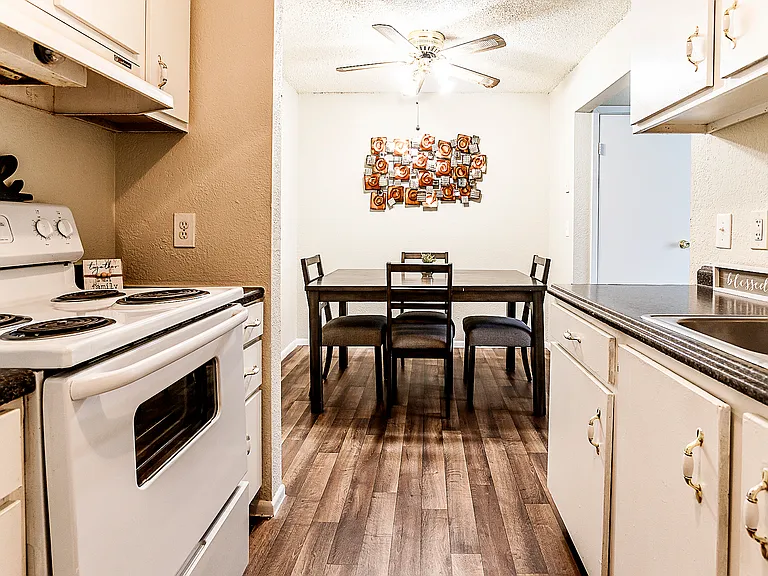 Crossroads Village Apartments — Photo 30