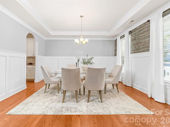 4th image of 612 Academy St