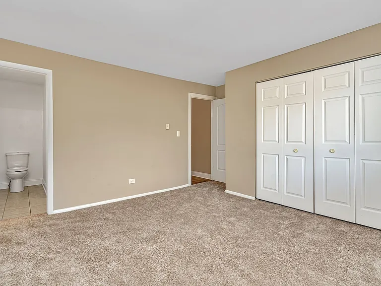 Lakeside Village Apartments — Photo 42