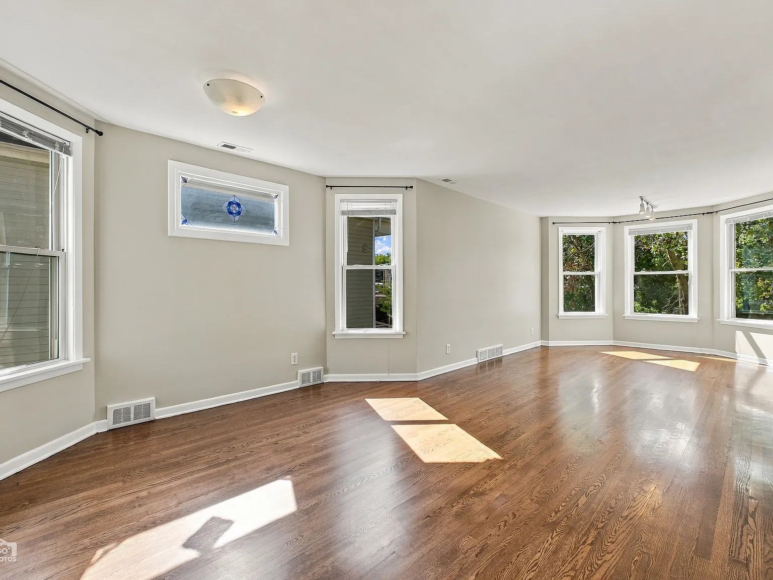 2 bed, 900 sqft, $2,300 — Photo 4