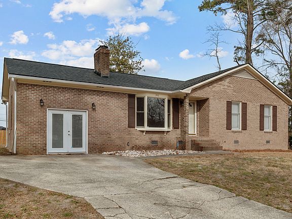 3rd image of 340 Circle Dr