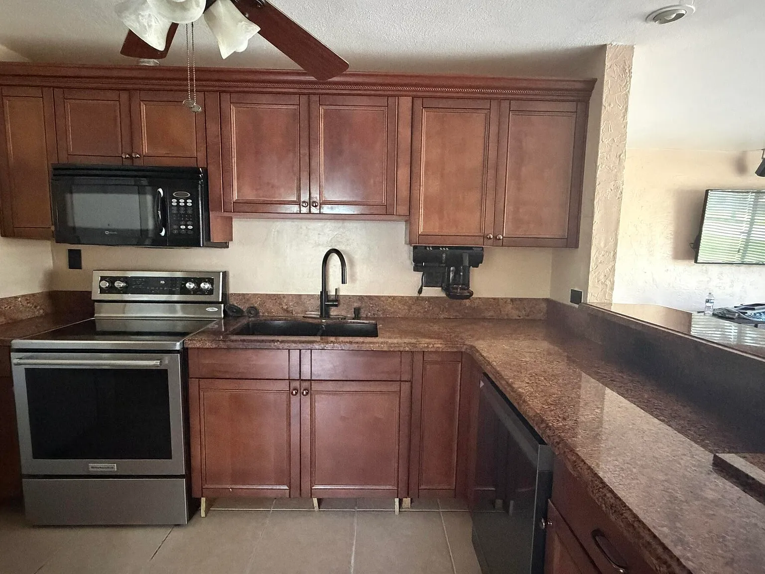 3 bed, 1.0 bath, 1159 sqft, $2,700 — Photo 2