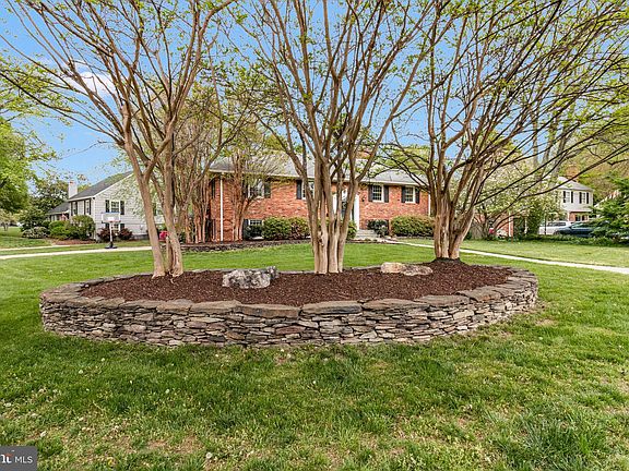 4th image of 1106 Emerald Dr